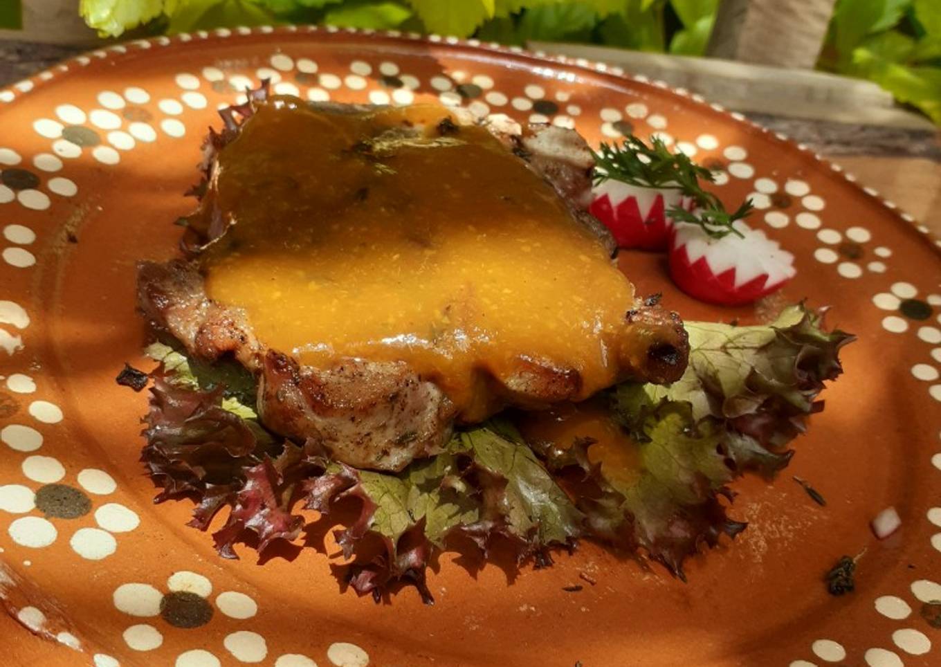 Corte de carne en salsa de durazno y chile morita
