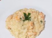 Uma foto de risoto camarão