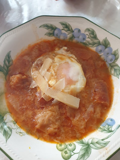 Una foto de Sopa de ajo con huevo y queso de oveja