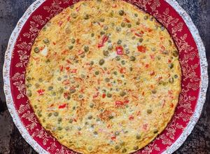 Una foto de Tortilla de arvejas con cebolla y morrón 🫛