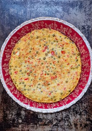 Una foto de Tortilla de arvejas con cebolla y morrón 🫛