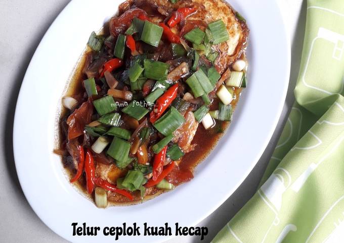 Cara Gampang Menyajikan Telur ceplok kuah kecap yang Lezat