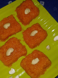 गाजर की बर्फी (Gajar Ki Barfi Recipe in Hindi) रेसिपी मुख्य फोटो