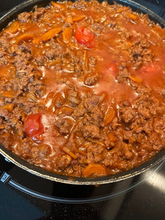 Una foto de Boloñesa con cebolla caramelizada y tomate cherry