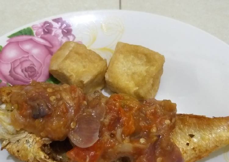 Langkah Menyiapkan Ikan goreng penyet yang Lezat