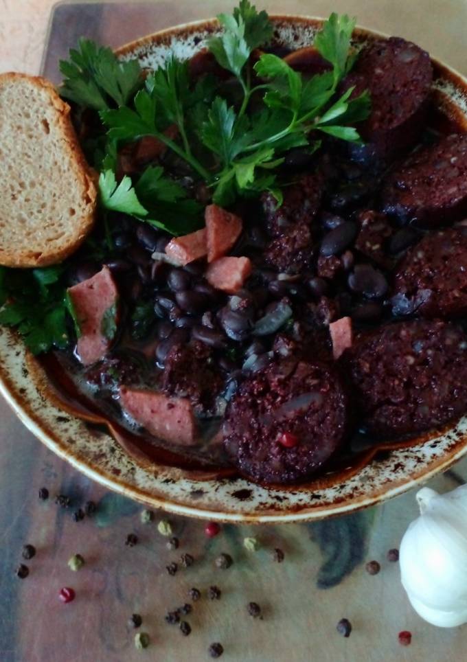 Фабада з кров' янкою і чорною квасолею🥓