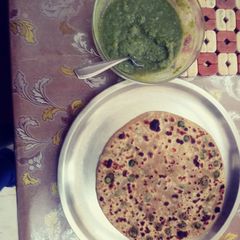 A picture of Hari matar ka paratha with Hari dhaniya ki chutney.