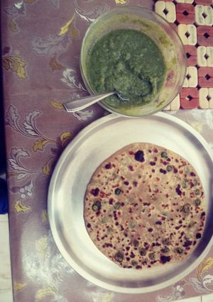 A picture of Hari matar ka paratha with Hari dhaniya ki chutney.