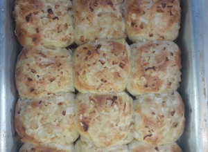 Una foto de Pancitos de queso y cebolla
