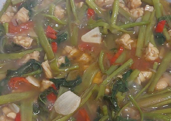 Cara bikin Tumis kangkung tempe Cara bikin Tumis kangkung tempe