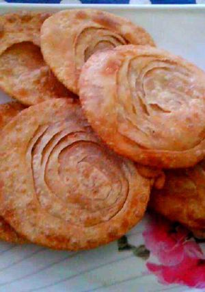 खस्ता सुरती पूरी परत वाली (Khasta Surti Poori Parat Waali recipe in hindi) रेसिपी मुख्य फोटो