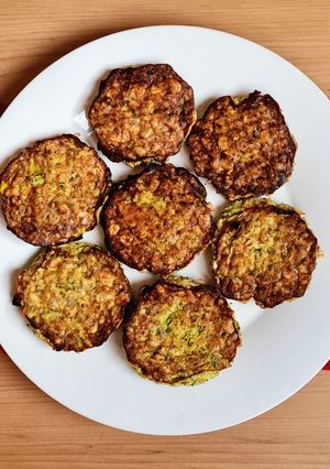 Una foto de Humburguesas de calabacín 🥒 (zucchini) 🍔 ovolacto vegetarianas 🥚 🧀
