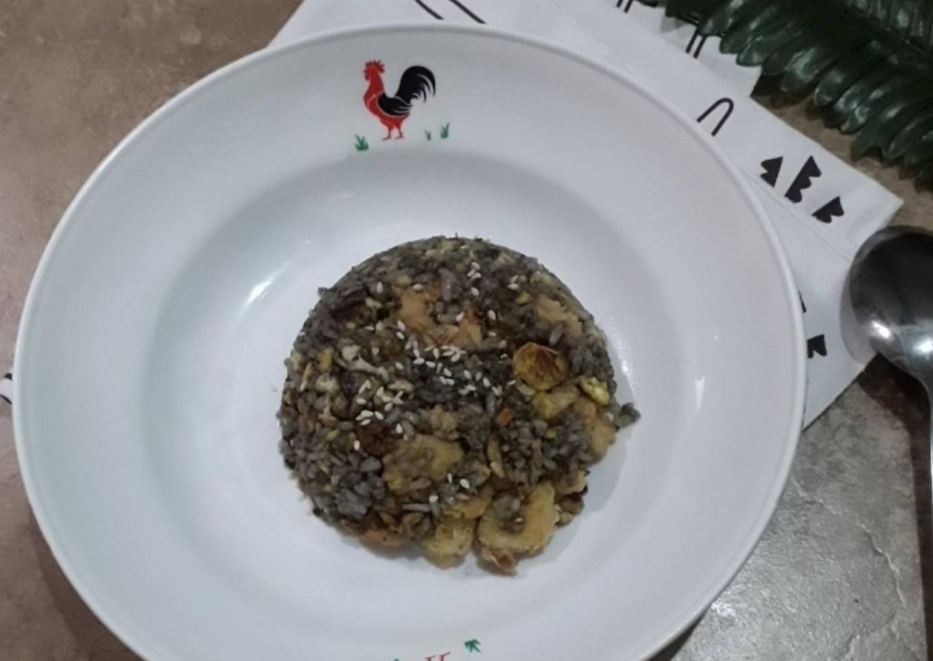 Krokante zwarte gebakken rijst met inktvis