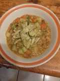 Sopa fácil. para mamá, verduras, pollo y pasta