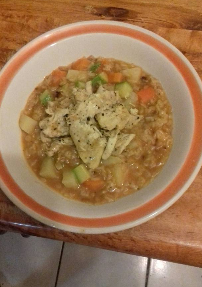 Una foto de Sopa fácil. para mamá, verduras, pollo y pasta