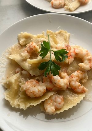 Una foto de Panzerotti de gamba y cangrejo, con gambones al ajillo