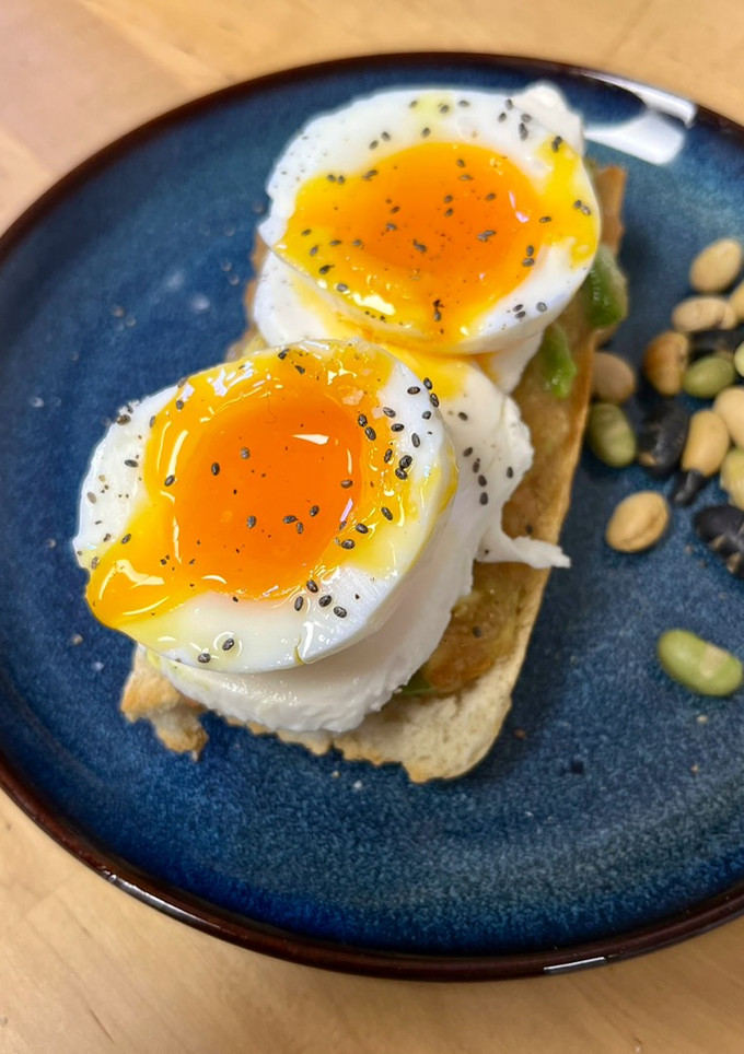 Una foto de Tostada con aguacate, mozzarella y huevo poché