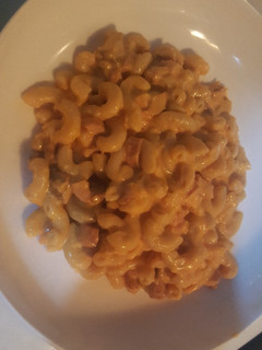 Una foto de Coditos con chorizo y queso