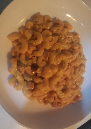 Una foto de Coditos con chorizo y queso