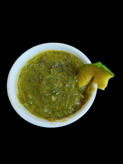 कांदा कैरी चटणी (kanda kairi chutney recipe in marathi) रेसिपी चे मुख्य फोटो