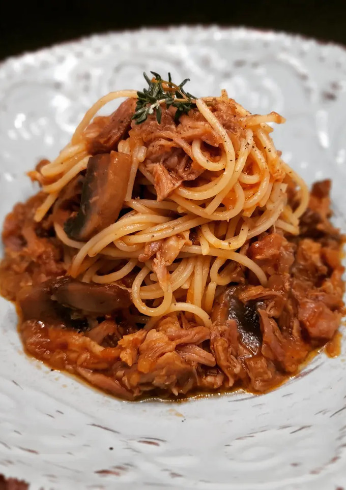 Una foto de Espaguetis con ragú de costillas de cerdo al Oporto