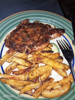 A picture of Fillet steak,served with cheesy potato chips.