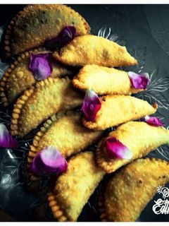 मावा गुजिया (Mava Gujiya recipe in hindi) रेसिपी मुख्य फोटो