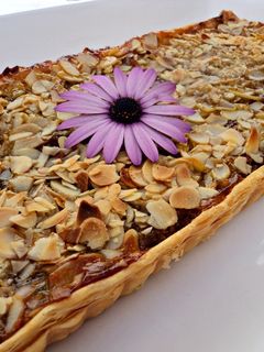 Una foto de Tarta de hojaldre y bizcocho