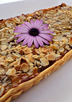 Una foto de Tarta de hojaldre y bizcocho