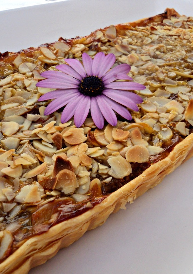 Una foto de Tarta de hojaldre y bizcocho
