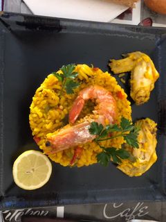 Una foto de Arroz mixto con pollo, sepia, gambas y chirlas