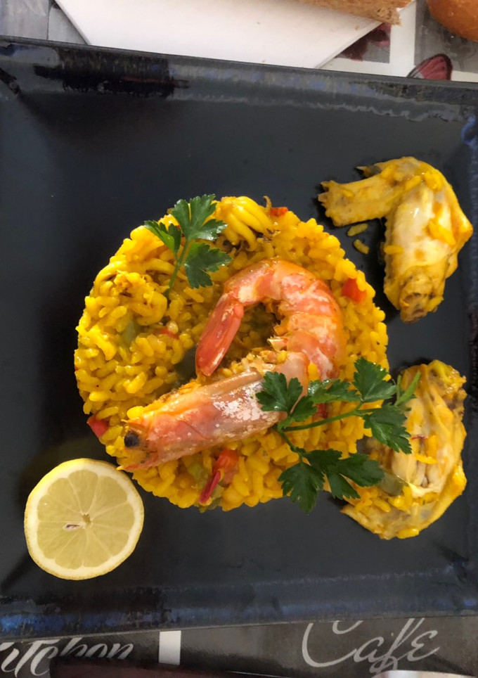 Una foto de Arroz mixto con pollo, sepia, gambas y chirlas