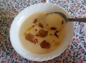 Foto principal de Crema de espárragos blancos y huevo cocido