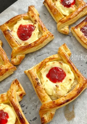 Hình của món Bánh Ngàn Lớp Mứt Dâu Phô Mai (Strawberry Jam & Cream Cheese Danishes).