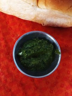 हरे धनिए की चटनी(hare dhaniye ki chutney recipe in hindi) रेसिपी मुख्य फोटो