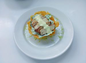 Una foto de Ensalada césar con pollo grillado