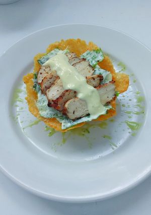 Una foto de Ensalada césar con pollo grillado