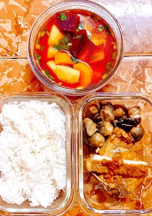 Hình của món Cơm ngon nhà Huý 🏡: Nấm rơm kho tiêu - Cốt lếch rim - Canh rau củ nấu sườn.