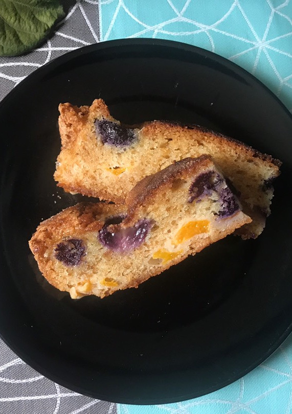 Una foto de Torta-Sorpresa dulce de melocotón y uvas