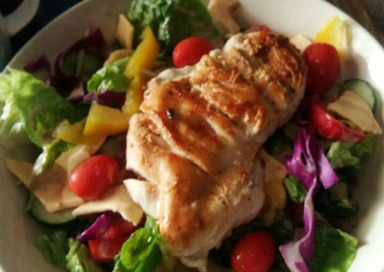 Grilled chicken breast with mixed salad