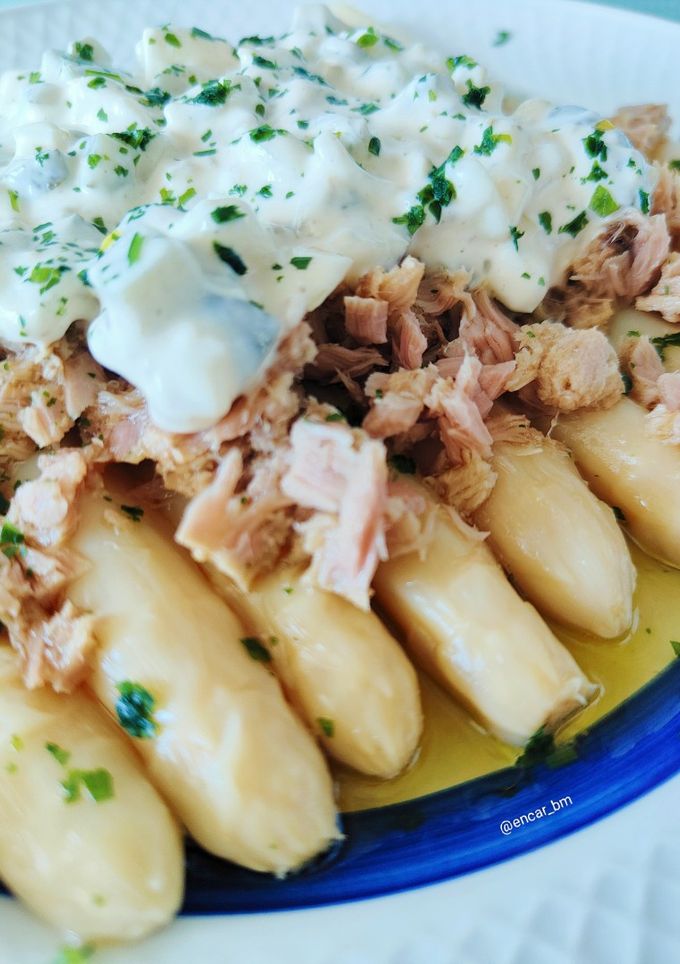 Una foto de Espárragos con atún de almadraba y salsa tártara