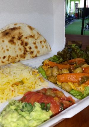 Una foto de Pechuga con Verduras al Vapor y Guacamole