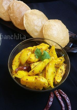 A picture of Kumaoni Aloo Gutke with pooris.
