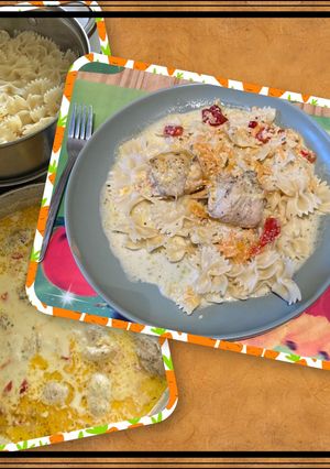 Reszelt sajttal és sárgarépával töltött csirkemellfilé, tejfölös szószban, tésztával 🧄🥕🧀🌶🍅🍗😋 recept fotója