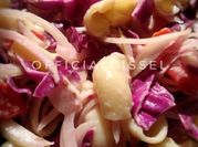 Una foto de ensalada de repollo morado con mayonesa