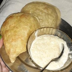 A picture of Kheer and puri.