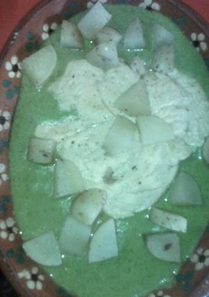 Una foto de Pechuga de pollo con crema de cilantro