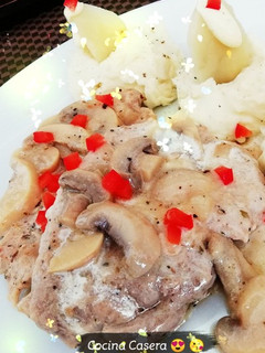 Una foto de Medallones de cerdo al ajillo con champiñones