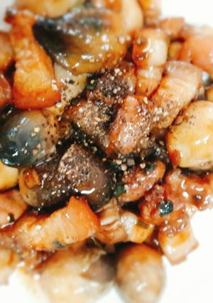 Hình của món Nấm rơm thịt ba chỉ kho tiêu.