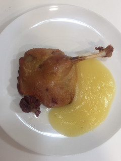 Una foto de Confit de pato con puré de manzana